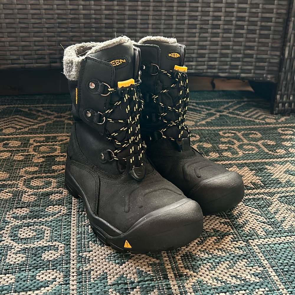 Keen kids black winter boots size 5